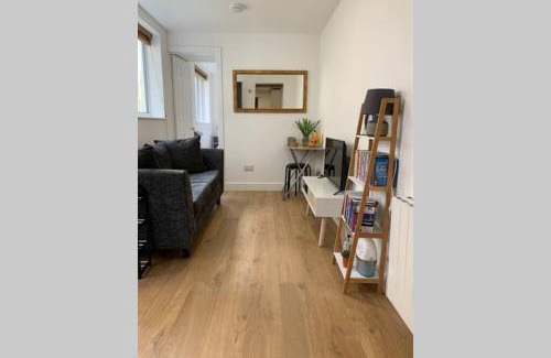 Bere Alston Apartment | Bijou Beery, beautiful garden flat in village location