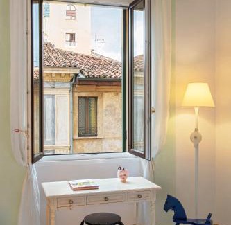 Citta Antica Apartment | Billie's Flat WHITE - art & design apt in Verona historic centre