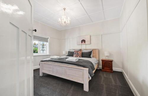 Orange House | Bindi Cottage, Spacious & Unique, Opposite Pool