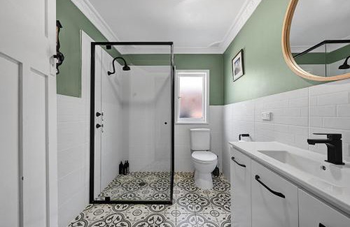 Orange House | Bindi Cottage, Spacious & Unique, Opposite Pool