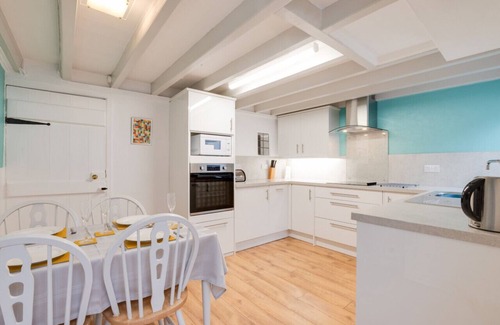 Scarborough House | Binkleys Cottage - Two Bedroom House, Sleeps 4