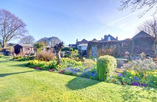 Scarborough House | Binkleys Cottage - Two Bedroom House, Sleeps 4