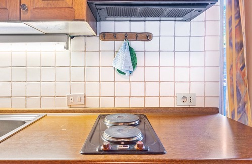 Lagundo Apartment | Biobauernhof Toellerhof 'Zimmer 10' with Mountain View, Shared Pool and Wi-Fi
