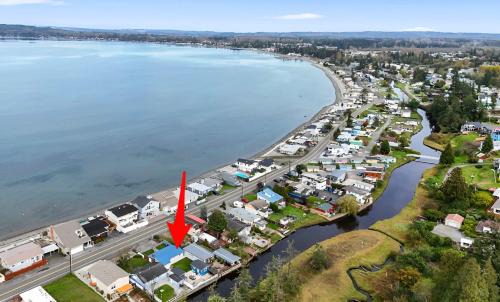 Birch Bay House | Birch Bay Retreat between creek and bay