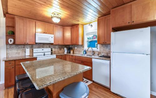 Birch Bay House | Birch Bay Retreat between creek and bay