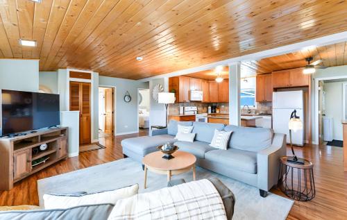 Birch Bay House | Birch Bay Retreat between creek and bay