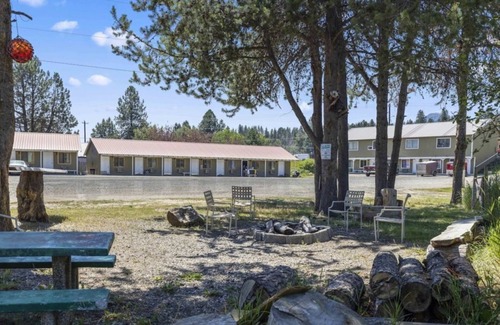 Cascade Apartment | Birch Glen Lodge Studio w Sauna. Your Haven of Tranquility