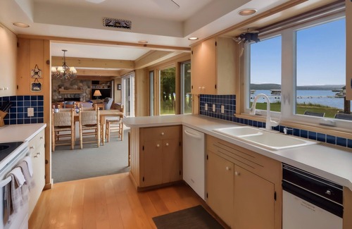 Maple City House | Birchway Breeze Lakefront Firepit 10min Glen Arbor