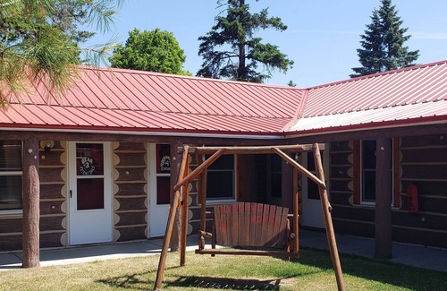 Evergreen Shores Hotel | Birchwood Motel