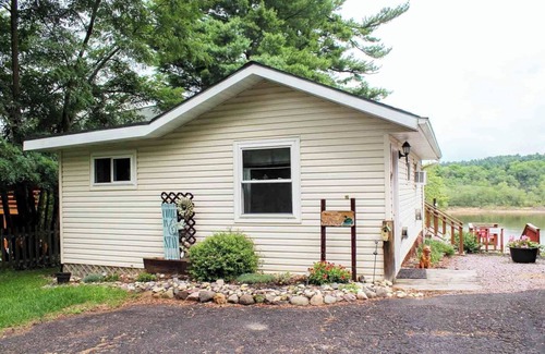 Lake Delton Cottage | Bird House on Wisconsin River