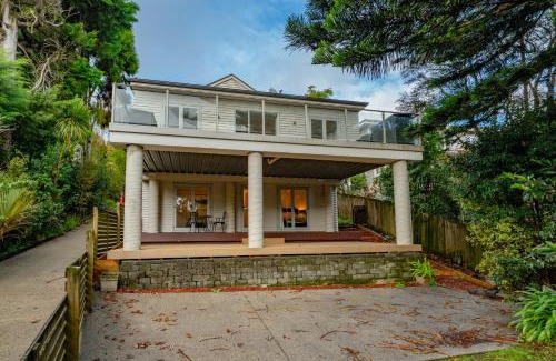 Titirangi House | Birdsong Retreat - Titirangi Holiday Home