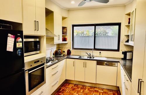 Manningham Villa | Birkinshaw Villa (3 Bedroom with Parkings)