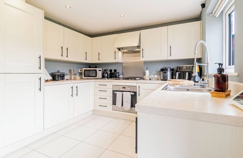 Birmingham House | Birmingham Stay Free Parking for Families Travellers Professionals M6