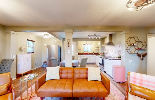 Chappell Hill House | Birthplace of Texas home with wood-burning firepit, porch, & private W/D