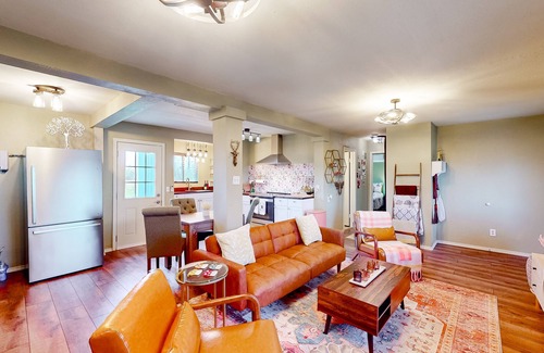 Chappell Hill House | Birthplace of Texas home with wood-burning firepit, porch, & private W/D