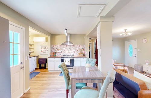 Chappell Hill House | Birthplace of Texas home with wood-burning firepit, porch, & private W/D