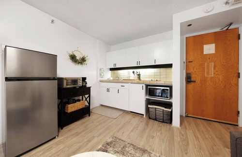 Downtown Honolulu Condo | Bishop Suites @ Executive Centre, #3903, Mountain View Suite w/Full Kitchen