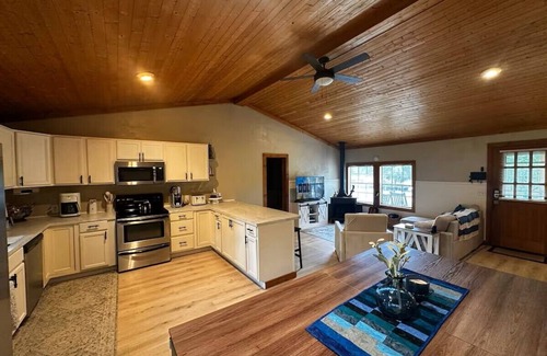 Porum Cottage | Bixby Cove 4-bedroom cottage with plenty of outdoor space for family fun!