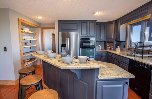 Beech Mountain Cabin | Black Bear 5BR Cabin - Hot Tub - Fire Pit - Game Room - Views! Beech Mountain