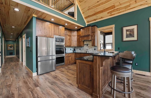 Lake Norman of Catawba House | Black Bear & Blue Heron by AvantStay | 2 Lakefront Homes, Sleeps 43, Pools