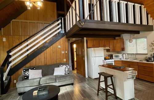 Arnold House | Black Bear Den ~ Access to Private Lake! Heat and AC