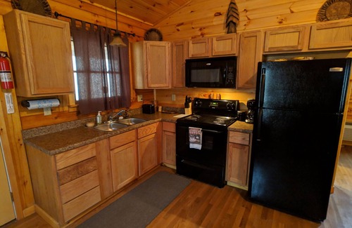 McArthur Cabin | Black Bear Retreat in Hocking Hills minutes from ash cave