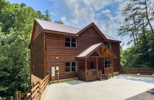 Caton Cabin | Black Bear Splash 6 Bedroom Cabin by RedAwning