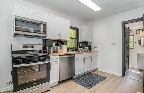 Valparaiso House | Black Cabin Getaway in Woods I Valpo