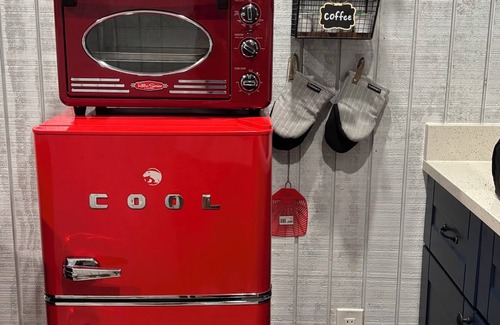 Yancey Cabin | Black Creek Cabin - Quiet Escape Under Oaks in Devine, Texas