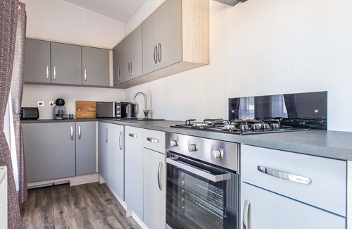 Barmston Cottage | Black Edition Lodge - Unit 6 - a lodge that sleeps 6 guests in 2 bedrooms