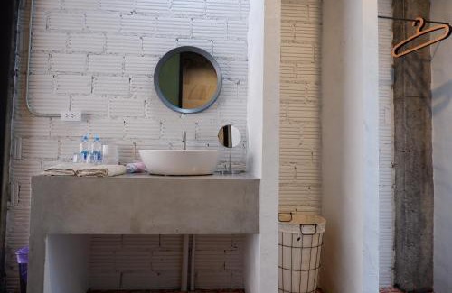 Phunphin Hotel | Black Elephant Boutique