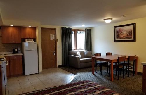 Wisconsin Dells Hotel | Black Hawk Motel & Suites
