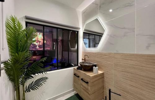 Souppes-sur-Loing Apartment | Black Love-room - Balnéo - Cinéma