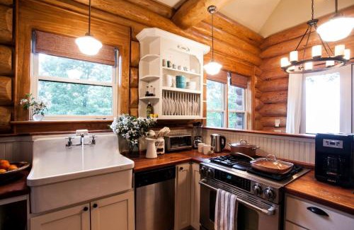 Black Mountain House | Black Mountain Log Cabin Secluded, Pet-friendly 3BD with Hot Tub & Views!
