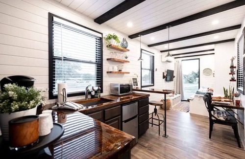 Waco House | Black Oak - Container Home Near Magnolia, Baylor