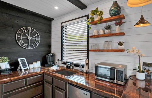 Waco House | Black Oak - Container Home Near Magnolia, Baylor
