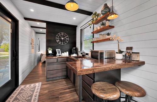 Waco House | Black Oak - Container Home Near Magnolia, Baylor