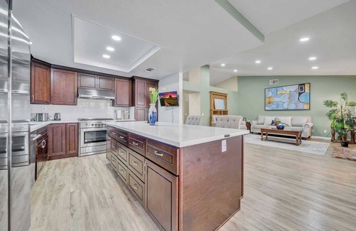 Corona House | Black Oak Haven｜Mainfloor Bedroom｜Garage｜Pet Friendly｜Walk In Closets #42144