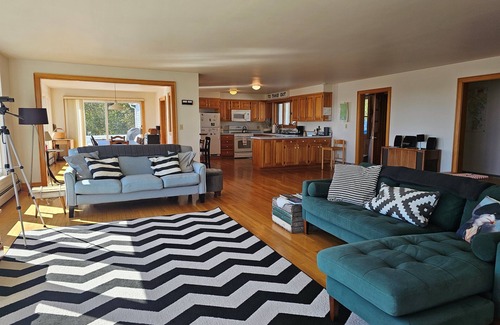 Stonington House | Black Swan- Well-kept Intown Home with Ocean Views