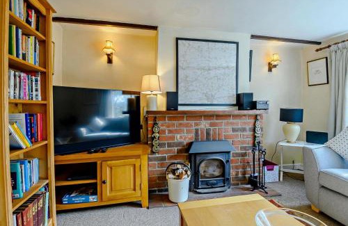 Woodbridge House | Black Tiles