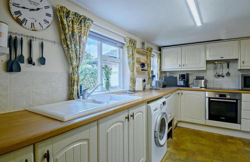 Woodbridge House | Black Tiles