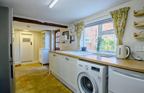 Woodbridge House | Black Tiles
