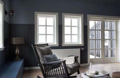 Hvalfjarðarsveit House | Black timber house