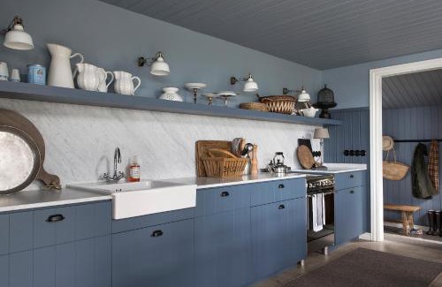 Hvalfjarðarsveit House | Black timber house