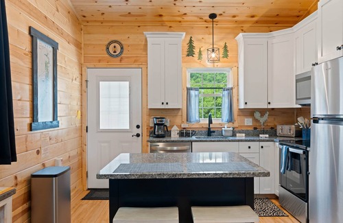 Stanley Cabin | Black Walnut Cottage: A Romantic Couple's Cabin!