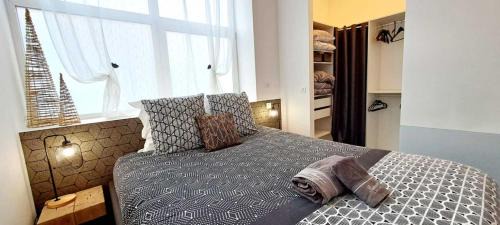 Cluses Apartment | Black&White Home-by So'SerenityHome-Balcon-Parking