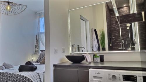 Cluses Apartment | Black&White Home-by So'SerenityHome-Balcon-Parking