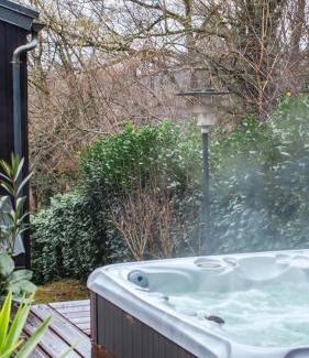 Gif-sur-Yvette Apartment | Black & White Suite & SPA - Sauna & Jacuzzi