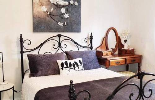 Tanunda House | Blackbird Cottage - Stunning views & farm animals