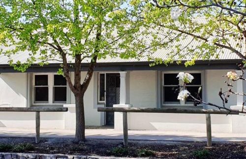 Tanunda House | Blackbird Cottage - Stunning views & farm animals